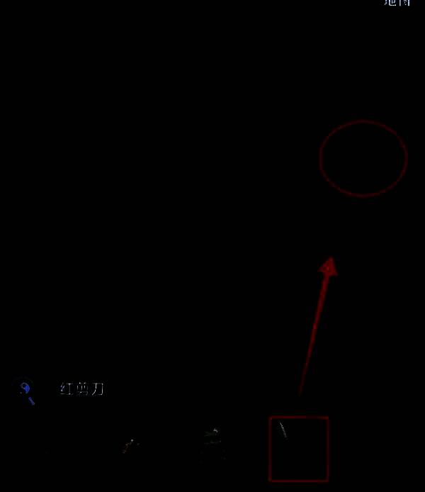 凶兽雕像面目狰狞，红绳缠绕其足部