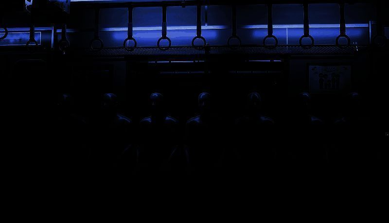 《8号站台》游戏画面，昏暗车厢内乘客静止站立，灯光闪烁不定