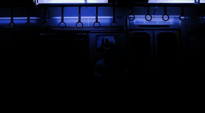 《8号出口》场景截图，走廊尽头门的位置出现异常偏移