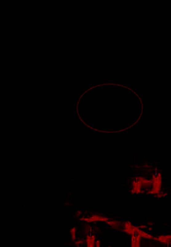 桌上摆放着两个雕刻精致的头像，材质古朴