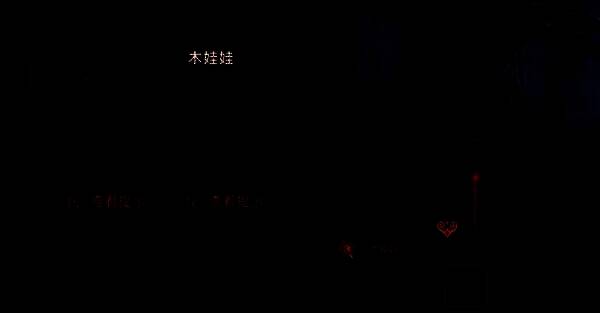 假人接过木娃娃，身体微微转动，指向门内