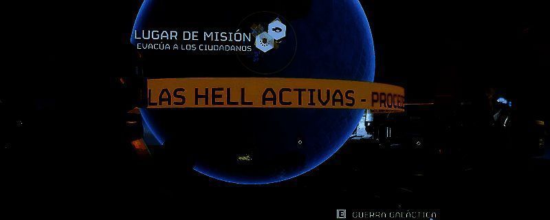 《绝地潜兵2》中玩家手持无后坐步枪对战巨型坦克，炮火轰击装甲表面产生爆炸火花