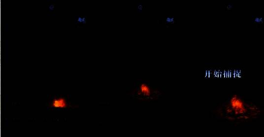 角色在昏暗山洞中将樟柳神交给聂莫黎，周围布满符咒与烛火，气氛压抑