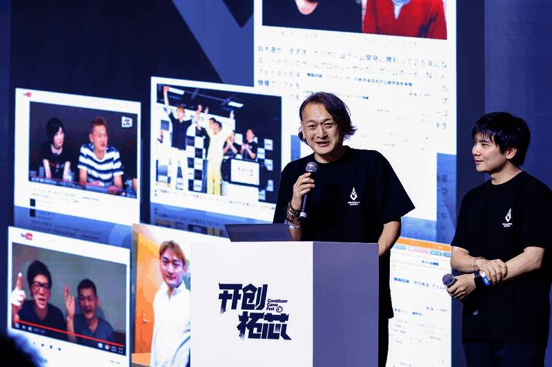 Jaeho Hwang微笑着与观众互动，身后是潜水员戴夫的游戏画面