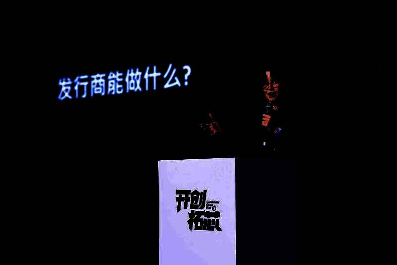 Farida在论坛上发言，翻译人员在一旁进行同声传译