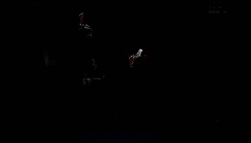 玩家角色穿戴华丽服饰站在高塔顶端，背后是破碎的城市幻象，展现角色自定义外观