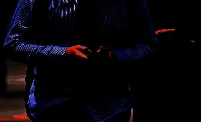 澳大利亚议会外景，象征着新法案通过的历史性时刻，阳光洒在议会大楼上