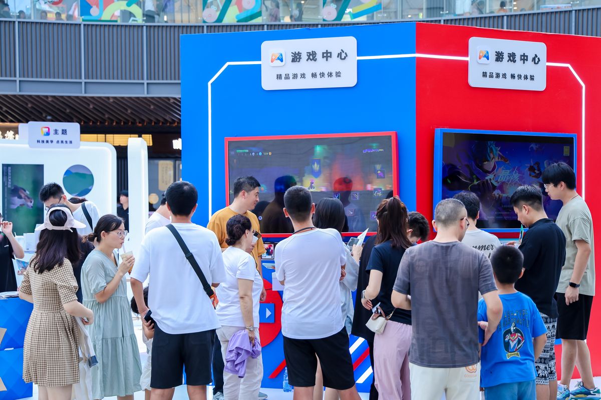 北京超极合生汇活动现场全景，人群聚集在荣耀展台前参与互动，氛围热烈