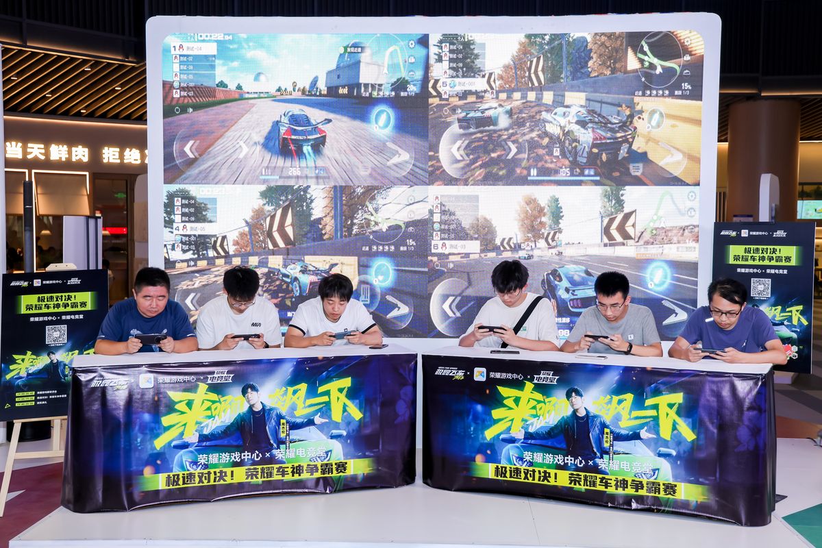 产品专家在讲台前讲解技术细节，台下观众认真聆听并拍照记录