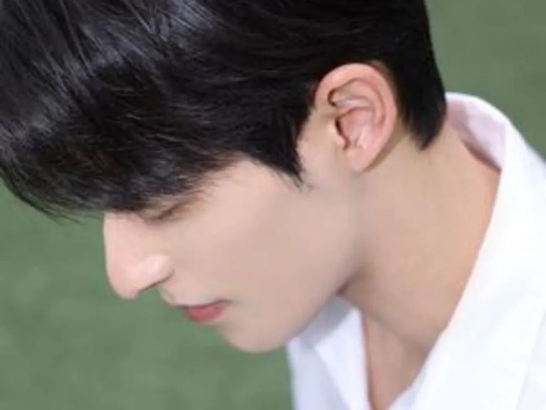 coser男魅者@林少阳身穿游戏同款服饰，手持婚书微笑站立