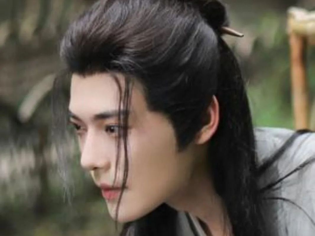 coser男方士@老月手持折扇，神情儒雅，还原游戏角色气质