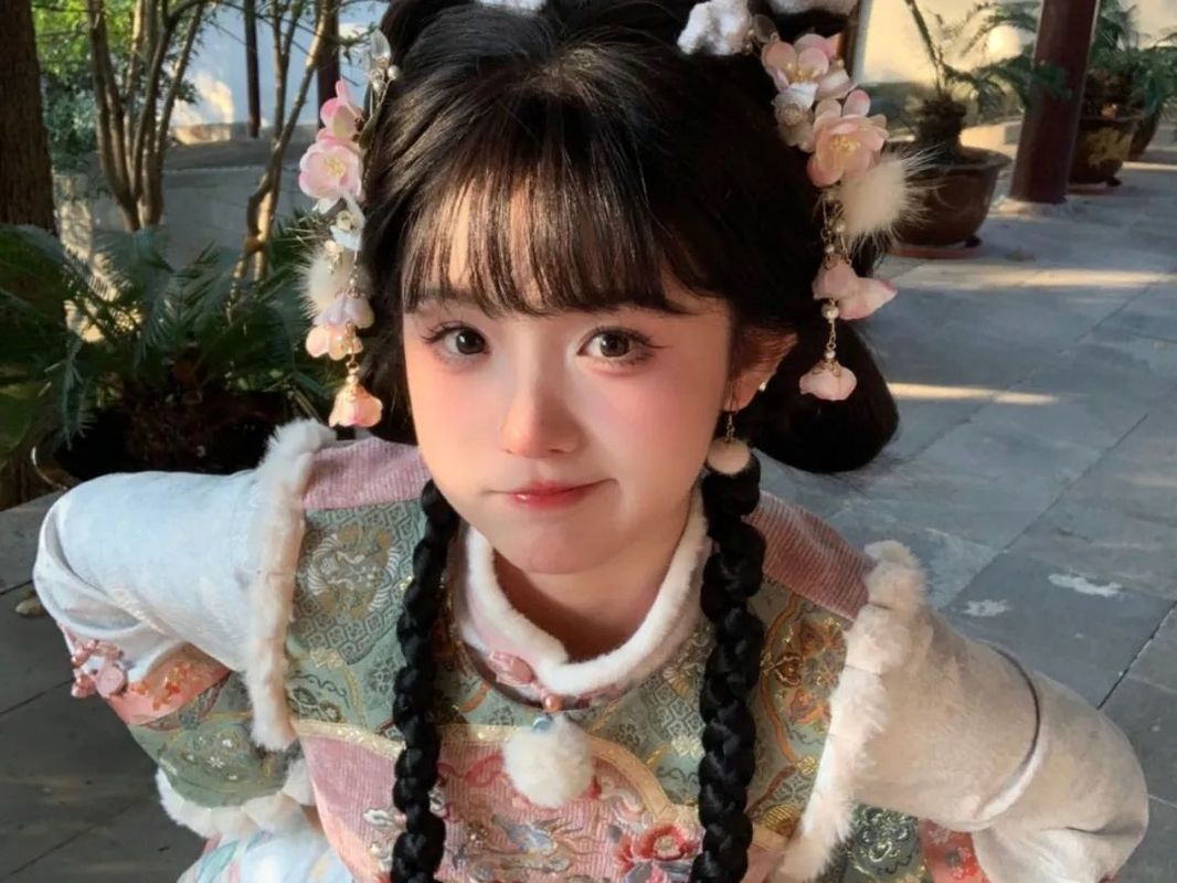 coser女医师@至春禾温柔递出婚书，动作细腻还原游戏设定