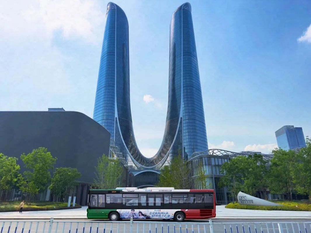 1314中意巴士外观设计图，车身一侧为西式婚纱元素，另一侧为中式龙凤图案