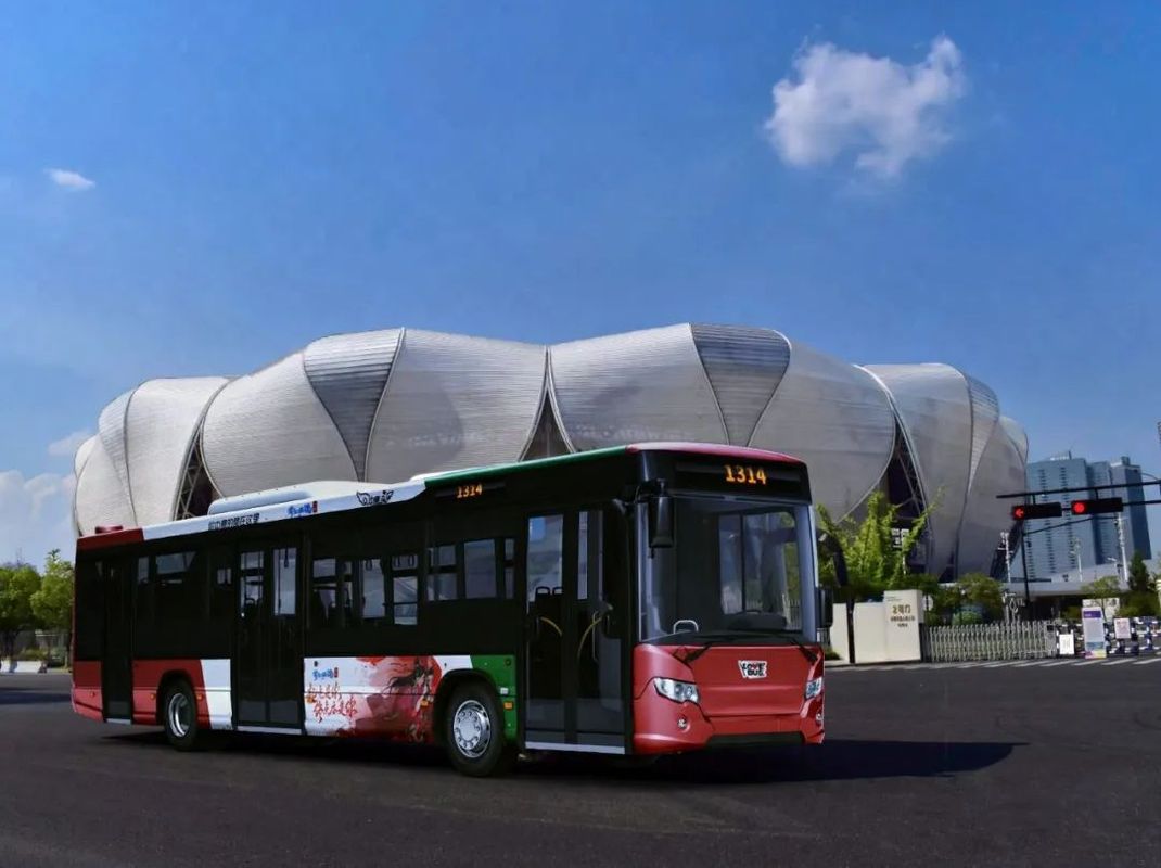 另一角度的1314巴士概念图，车头标注‘倩女七夕专线’字样，充满节日氛围