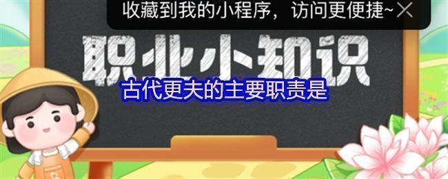 古代更夫手持铜锣走在昏暗街道上，正在敲击报时的场景