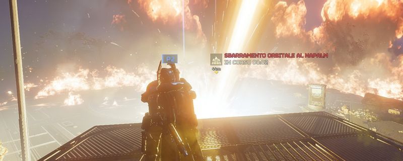 《绝地潜兵2》游戏内场景，士兵在异星地表搜寻集装箱，远处有货运机残骸和战术资产标志