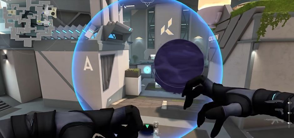 幽影在地图高处投掷烟雾弹，烟雾迅速扩散覆盖关键通道，阻断敌人视野