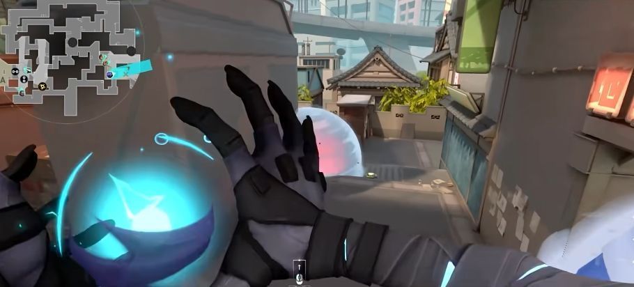 幽影在烟雾中现身，手持武器对敌方背身开火，敌人因致盲无法反应，战斗场面紧张刺激