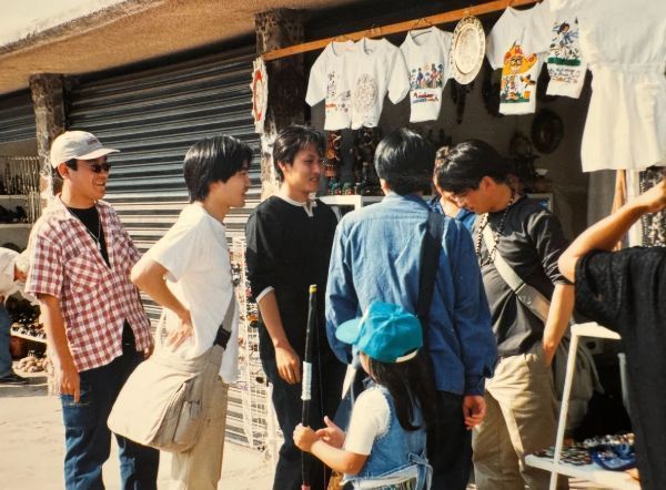 《勇者斗恶龙8》经典战斗场景，主角手持长枪跃起攻击巨龙，光影效果绚丽