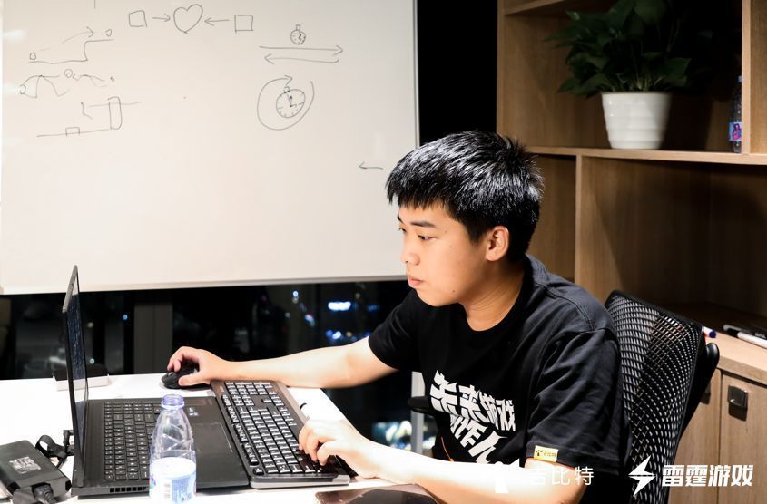 参赛团队在展位前向评委介绍游戏机制，背景展示游戏UI界面