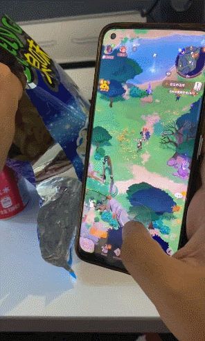 不同生活场景下玩家游玩游戏的画面拼接：公交站、床上、餐桌前，体现高度便携性