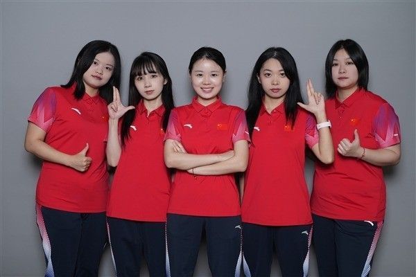 《决胜巅峰》游戏主界面展示，英雄角色立绘精美，UI设计充满东方幻想风格