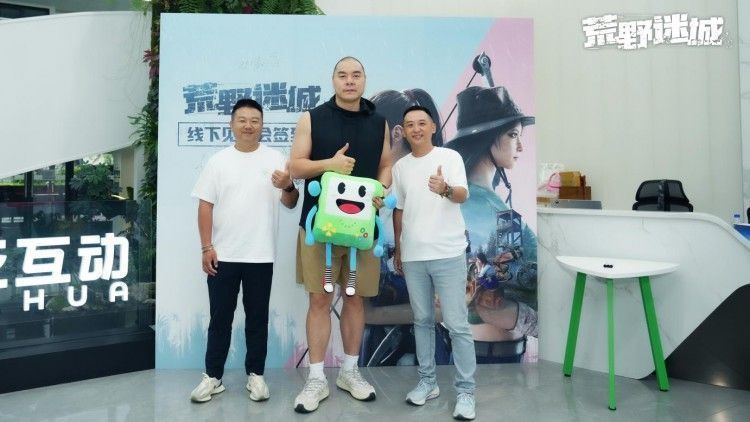 张志磊试玩游戏画面，手持设备专注操作，背景为游戏战斗界面