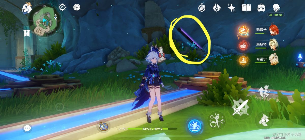 紫色镜子悬浮在墙边，周围泛着诡异紫光