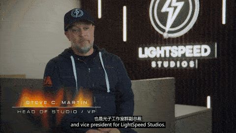 特洛伊·贝克在动捕影棚内指导演员表演，专注调试动作细节