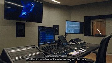 史蒂夫·马丁在影棚内接受采访，身后是正在进行捕捉工作的团队