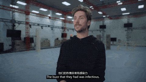 多名技术人员在控制室协同操作，多屏显示动捕数据与角色模型