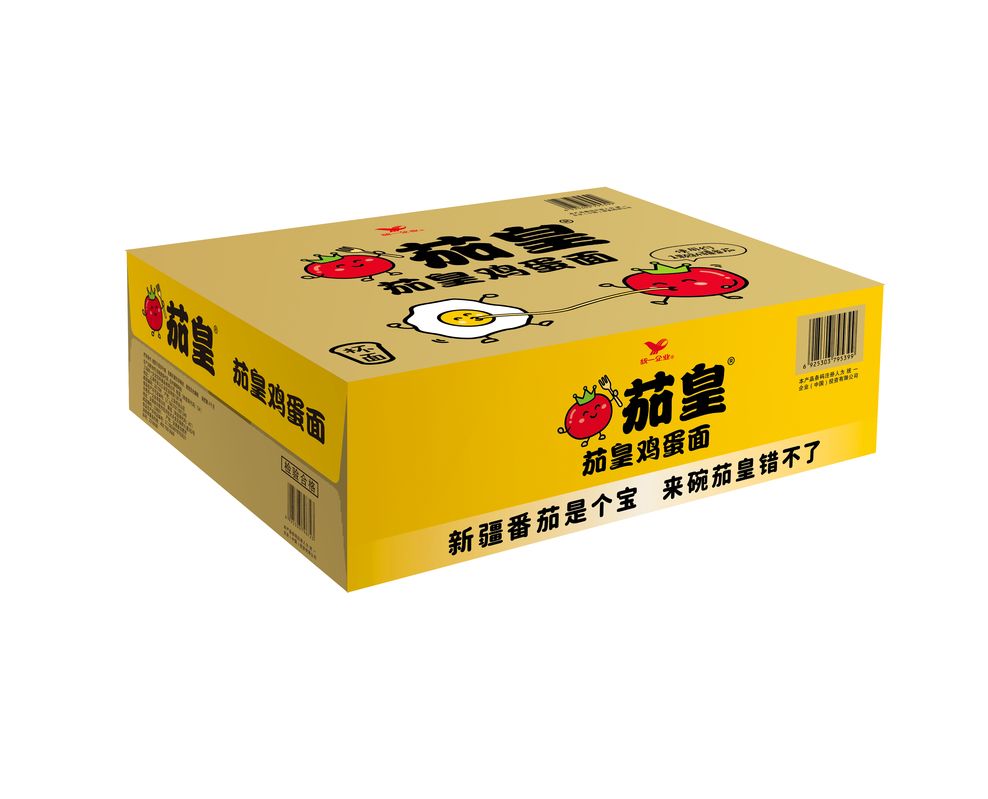 一碗刚冲泡好的茄皇泡面，红亮汤头冒着热气，配料丰富，面条根根分明，散发诱人香气