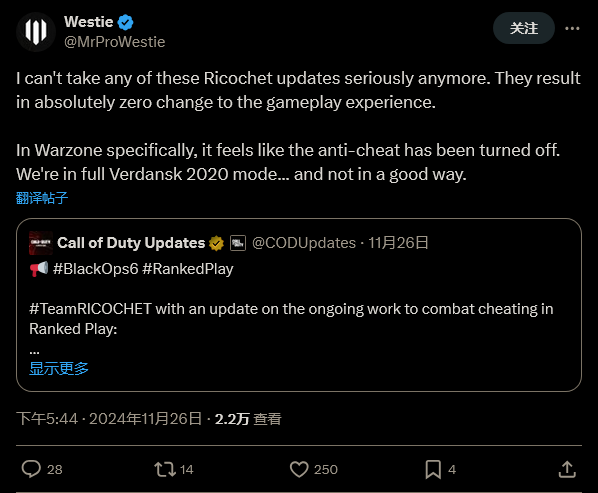 主机玩家与PC玩家同场竞技示意图，左侧手柄玩家谨慎移动，右侧键鼠玩家以极快反应连续击杀，形成鲜明对比