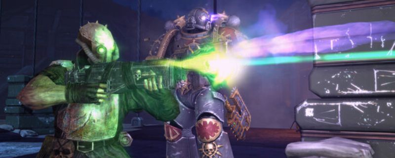 《战锤40K：星际战士复刻版》游戏主视觉图，主角身穿动力装甲手持链锯剑，背景为战火纷飞的战场