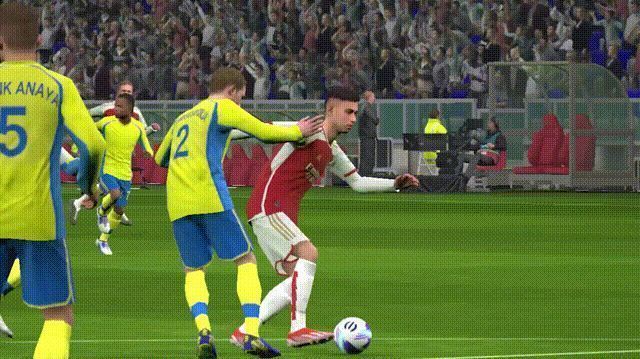 外脚背弧线球破门瞬间，皮球划出诡异弧线飞入球门死角