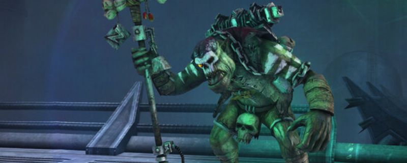 《战锤40K：星际战士复刻版》游戏画面展示，泰特斯上尉身穿重型动力装甲，在战火纷飞的铸造世界中与欧克兽人激烈交战，背景是巨大的工业设施和爆炸火光