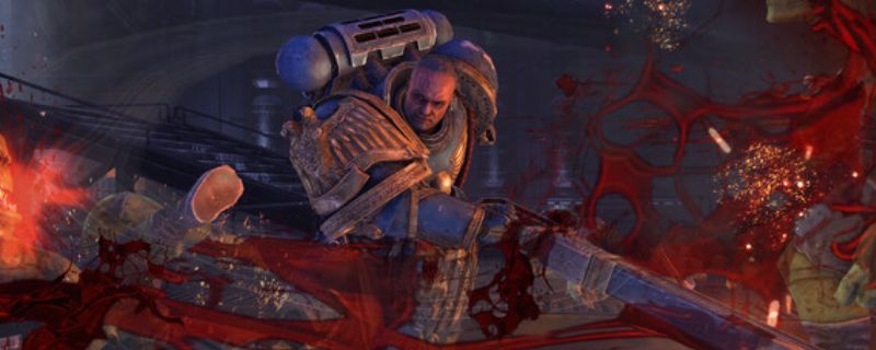 《战锤40K：星际战士复刻版》游戏封面图，展示主角身穿重型动力装甲，手持链锯剑与爆弹枪，背景为战火纷飞的异星战场