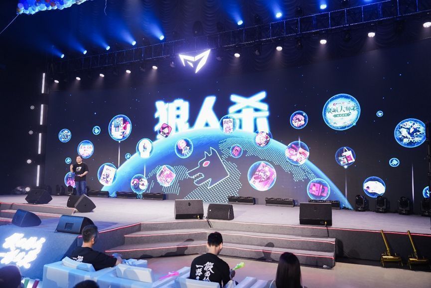 假面科技十周年庆典现场，创始人徐伟凡与CEO杨柳登台致辞，背景大屏展示公司发展历程