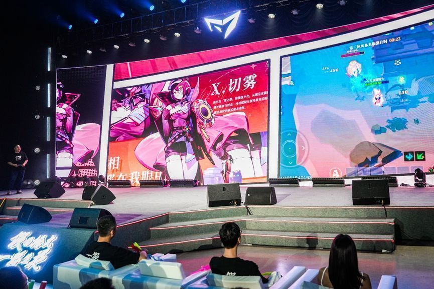 假面科技办公环境展示，团队成员正在讨论游戏设计方案