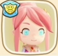 劳拉佩戴调皮帽的立绘展示，角色身穿王国士兵制服，头戴红色带铃铛的帽子，背景为沙漠神祠内部