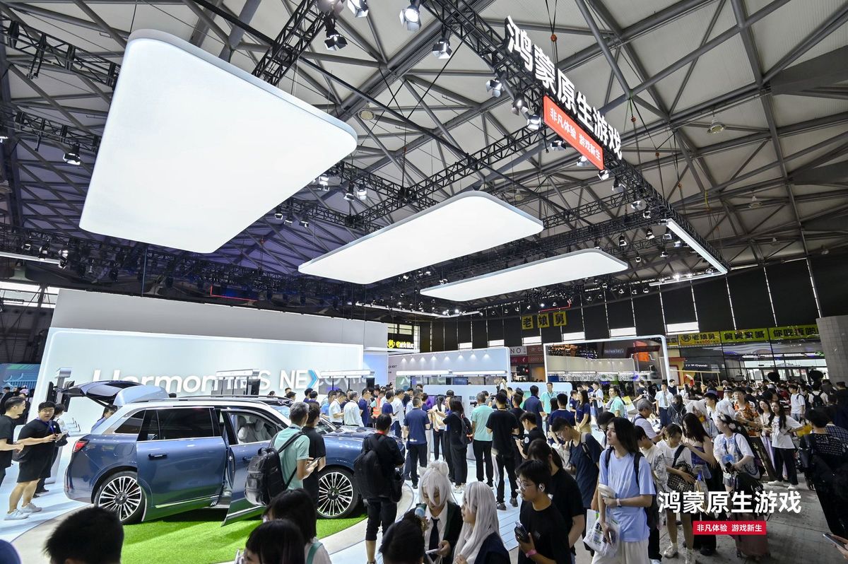 ChinaJoy华为鸿蒙原生游戏展区全景图，现场人潮涌动，展台设计科技感十足，玩家正在体验多款原生游戏