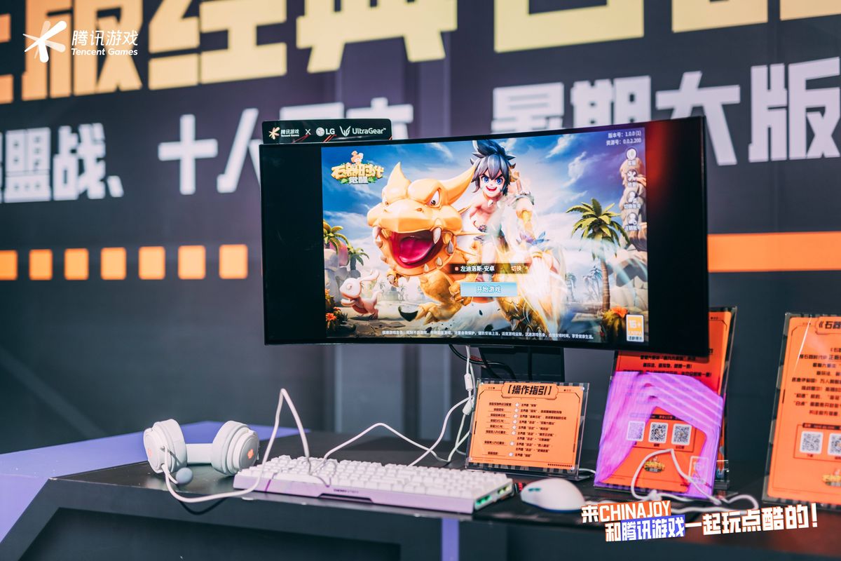 《石器时代：觉醒》展台玩家排队试玩，现场气氛热烈