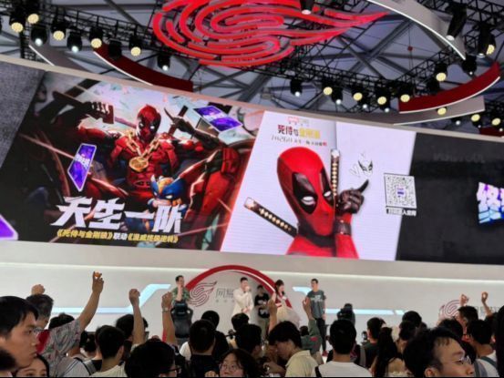 主播小橘子与国服玩家王师傅在舞台上进行《漫威终极逆转》对战，解说甜雾在旁激情解说