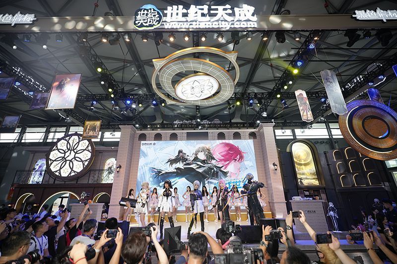 世纪天成展台全景图，展台设计科技感十足，灯光璀璨，吸引大量玩家驻足