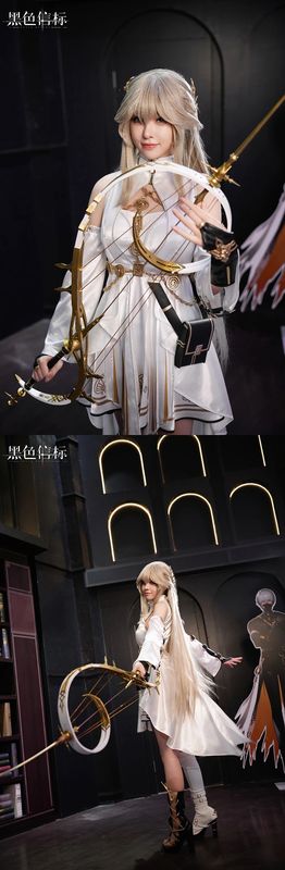 舞台侧面观众专注观看，背景LED屏显示炫酷视觉特效