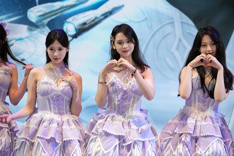 观众席全景，人头攒动，气氛高涨