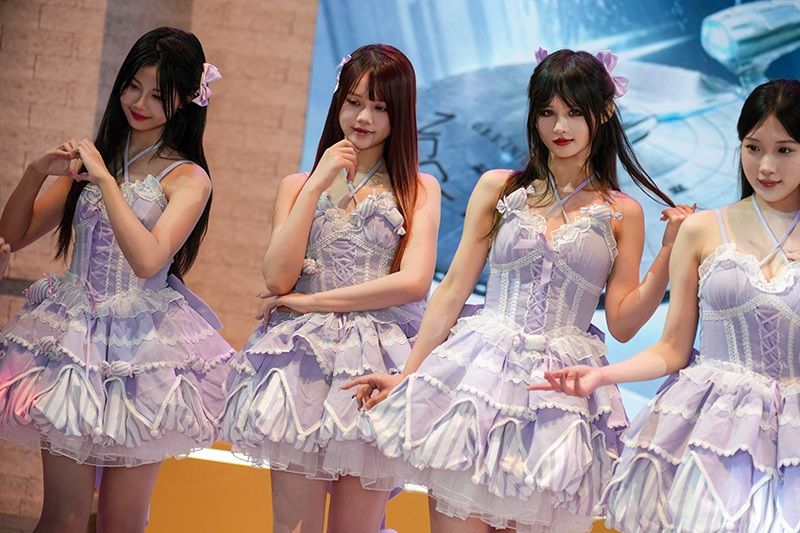 小朋友们在家长陪伴下观看演出，神情专注