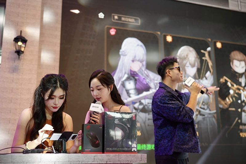 玩家专注操作试玩设备，屏幕显示游戏画面