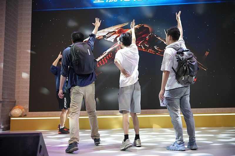 玩家完成挑战后领取奖品，笑容灿烂