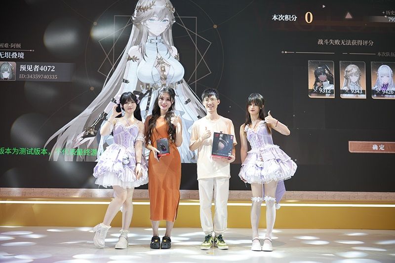 玩家在互动墙前合影留念，背景为品牌LOGO